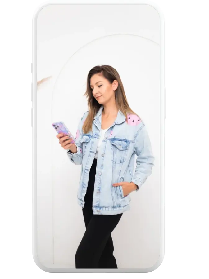 Marta Molik, video content creator, czytająca coś na telefonie