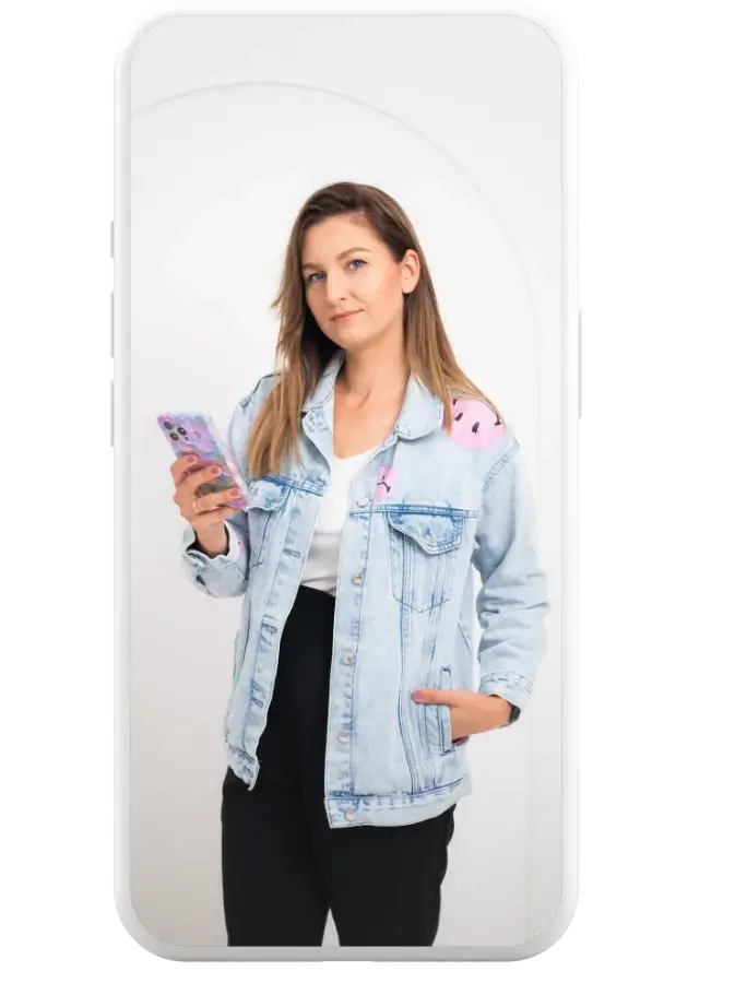 Marta Molik, z telefonem w ręku, jej narzędziem pracy przy tworzeniu rolek na social media w Krakowie i okolicach