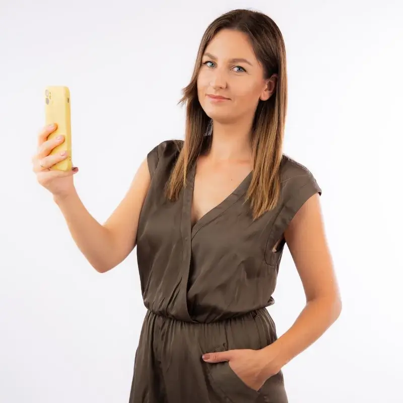 Marta Molik, pozująca do zdjęcia z telefonem