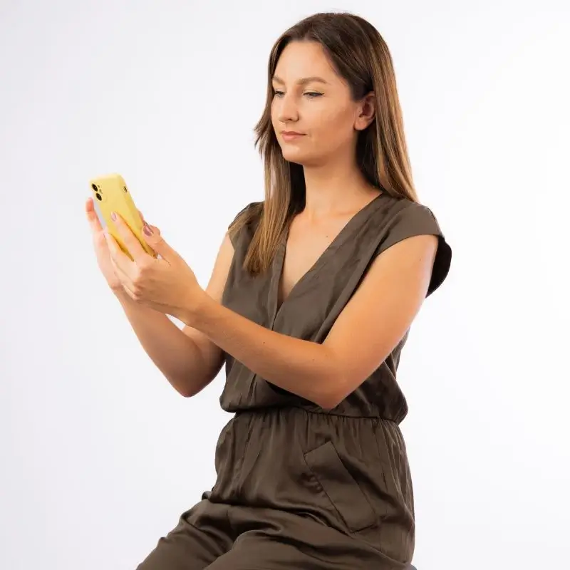 Marta Molik przeglądająca telefon