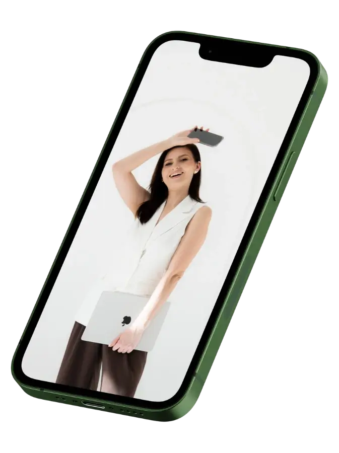 mockup telefonu ze zdjęciem Marty trzymającej telefon i laptopa w ręce